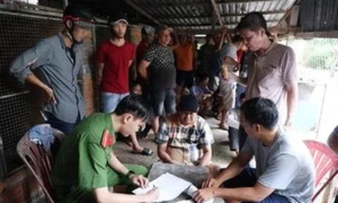 Công an An Giang bắt giữ 50 người khi triệt phá sòng bạc trong khu đất trống
