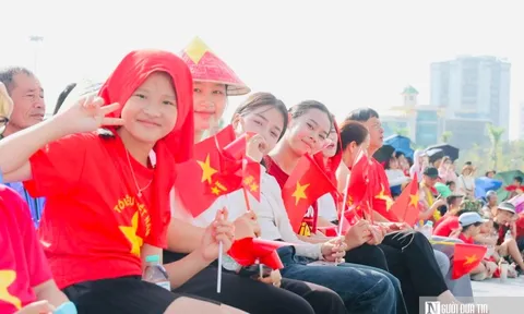 Hàng nghìn người dân Nghệ An háo hức đổ về Quảng trường Hồ Chí Minh xem diễu binh, diễu hành A80