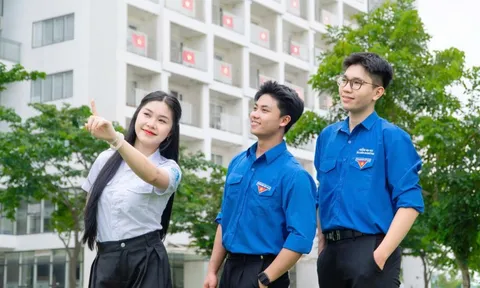 Sinh viên thích thú vì được trường lì xì dịp Quốc khánh 2-9