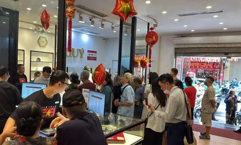 Hết chờ đợi mua vàng, lại đến xếp hàng mua bạc
