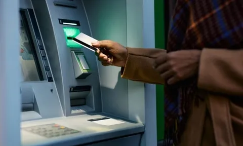 Phát hiện số tiền lớn ở cây ATM, người đàn ông vội trình báo công an