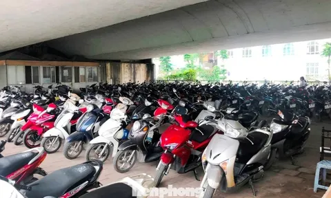 Cận cảnh các gầm cầu Hà Nội 'phủ kín' bãi ô tô, xe máy