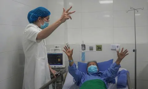 Can thiệp thành công túi phình mạch não cho cụ bà 90 tuổi