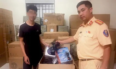 Hà Nội: Xe tải chở gần 2.000 quạt, sạc điện không rõ nguồn gốc