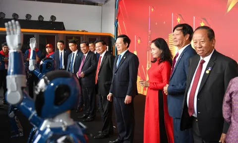 Tổng Bí thư, Chủ tịch nước Lào Thongloun Sisoulith và Chủ tịch Thượng viện Campuchia Hun Sen tham quan Triển lãm thành tựu đất nước