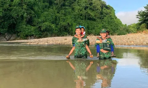 Lính biên phòng cõng các em nhỏ vượt suối đến trường trong Ngày khai giảng