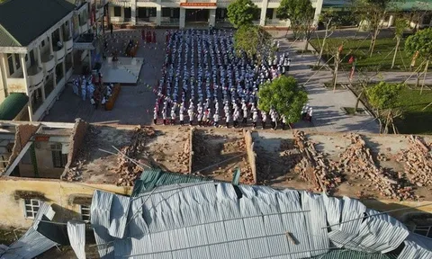 Gác lại ngổn ngang sau bão, hàng nghìn học sinh Hà Tĩnh bước vào năm học mới