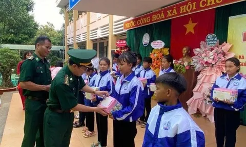 Trao gần 1,6 tỷ đồng cho học sinh khó khăn ở biên giới Gia Lai