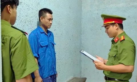 Khởi tố đối tượng dùng ô tô tông thẳng vào xe công an xã