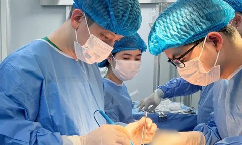 Bụng biến dạng vì hút mỡ, thiếu nữ phải gặp bác sĩ cầu cứu