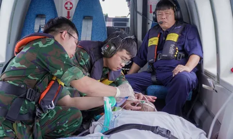 Cận cảnh di chuyển cấp cứu ngư dân nguy kịch bằng trực thăng