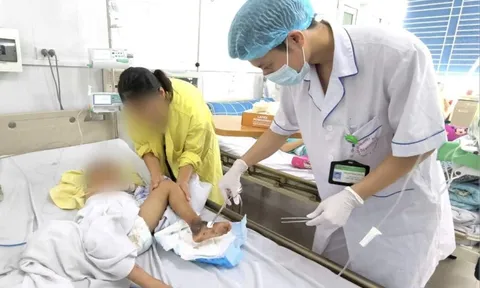 Tự chữa thuốc nam, bé trai 4 tuổi nhập viện vì hoại tử chân