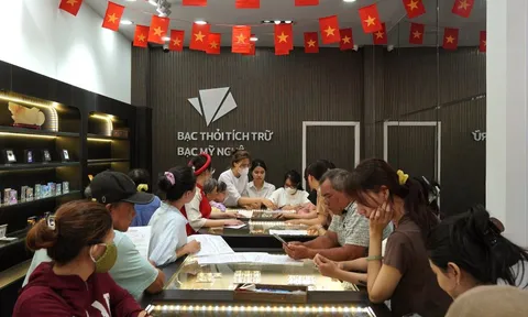 Giá bạc lập đỉnh cao nhất hơn một thập kỷ, người dân xếp hàng mua khiến bạc "cháy hàng"