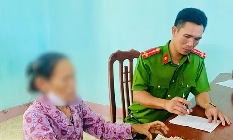 Dù được công an ngăn cản, cụ bà vẫn đòi chuyển tiền cho kẻ mạo danh