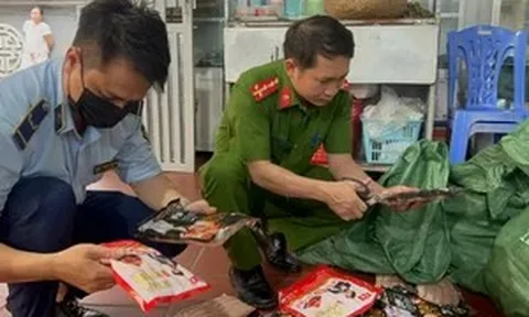 Phát hiện gần 1 tấn xúc xích 'trôi nổi' sắp tuồn ra cổng trường học