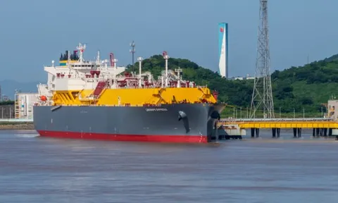 Sau Ấn Độ, thêm một khách hàng tiếp tục chốt đơn LNG của Nga bất chấp lệnh trừng phạt, hàng trăm nghìn m3 khí đốt đã cập bến