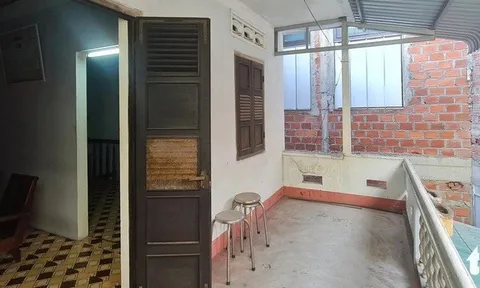 Thấy nhà hàng xóm nửa đêm không đóng cửa, sang kiểm tra thì phát hiện điều bàng hoàng