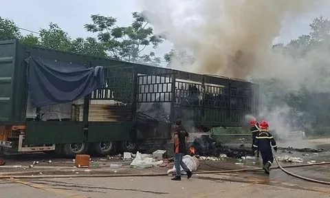 Cháy xe container, phát hiện gần 3 tấn xúc xích 'bẩn'