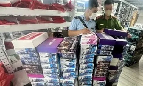 Công an kiểm tra, thu giữ hàng trăm sản phẩm đồ chơi nghi nhập lậu