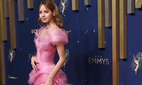 Lisa (BLACKPINK) gây sốt với diện mạo đẹp tựa AI, thần thái khó ai bì kịp