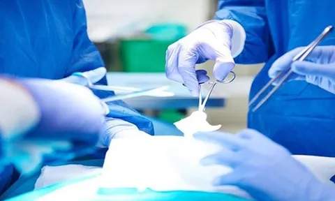 Cứu sống người đàn ông Hà Nội bị thủng ruột