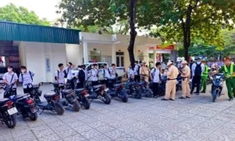 Kiểm tra đột xuất hai điểm trường, gần 40 học sinh ở Hà Nội vi phạm giao thông