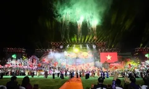 Điện Biên rực rỡ đêm khai mạc Festival Tinh hoa Tây Bắc 2025
