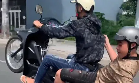 Xử lý 2 thiếu niên "bốc đầu" xe máy để quay clip đăng TikTok