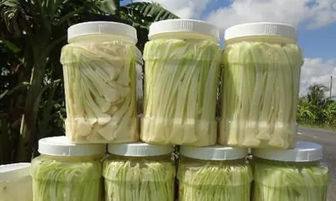Từ cỏ dại, người dân miền Tây đã tạo nên món đặc sản dân dã khiến ai cũng muốn mua về làm quà