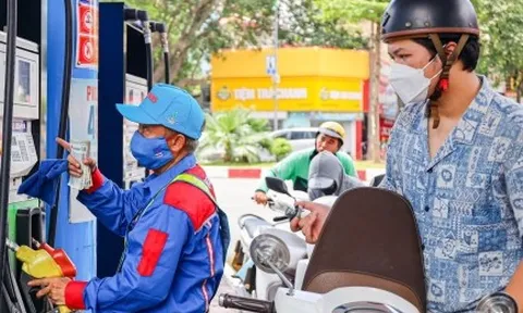 Giá xăng giảm hơn 400 đồng/lít