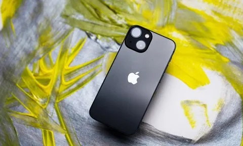 Bất ngờ với giá "xả kho" của hàng trăm chiếc điện thoại iPhone 12, 12 Pro và iPhone 13