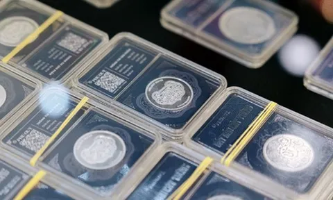 Giá bạc tiếp tục ‘bốc đầu’