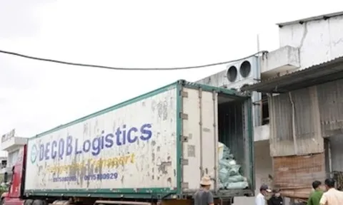 Xe đầu kéo chở 30 tấn thịt lợn, dê và chân gà không rõ nguồn gốc