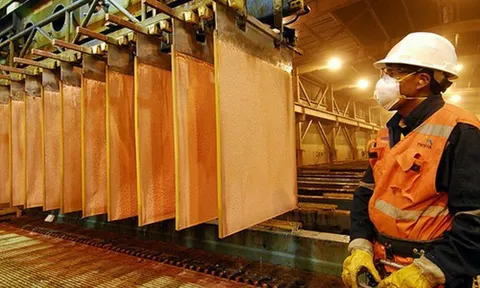 Mặt hàng là xương sống của kinh tế thế giới có giá tăng vọt: Nguyên nhân từ quốc gia láng giềng Việt Nam