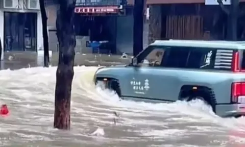 Ngập nặng do bão nhưng 'tàu ngầm 4 bánh' của Trung Quốc vẫn ung dung lội: Dân tố đi đến đâu hỏng đến đấy