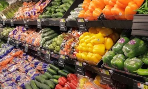 Rau xanh rẻ bất ngờ, siêu thị hàng hóa dồi dào chống bão Bualoi