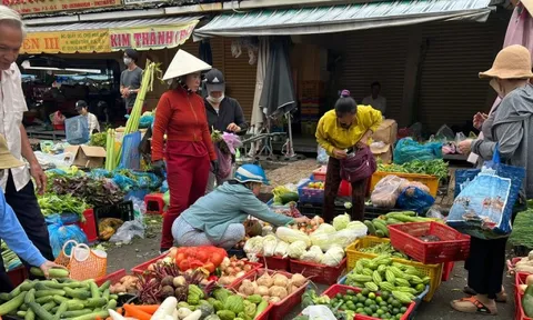 Giá rau củ 'tăng cấp' theo mưa bão