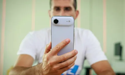 Đánh giá thật lòng về iPhone Air giá 30 triệu: Đẹp đấy, chất đấy, nhưng "bà để bà ngửi chứ bà đừng mua"