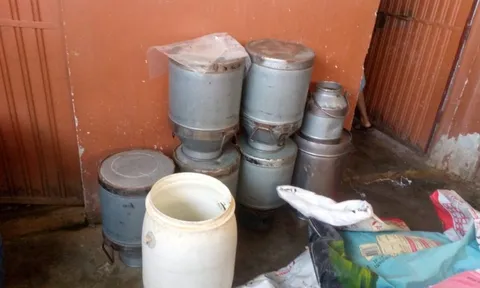 Nhận tin mật rồi đột kích một cơ sở, công an triệt phá đường dây sản xuất sữa giả từ hóa chất, tịch thu 6.000 lít và 300 kg bột pha trộn