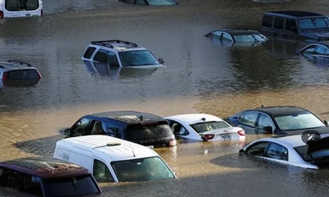 Ô tô ngập nước vì bão Bualoi: Khi nào bảo hiểm đền bù, khi nào không?