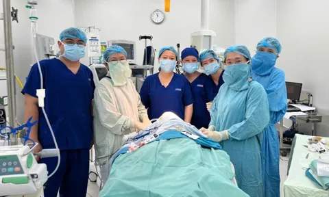 Hợp sức mổ khẩn cứu bé trai bị chó cắn nát mặt thương tâm