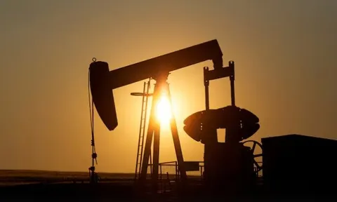 Buồn của dầu Nga: Loạt khách hàng tuyên bố tiếp tục mua hàng, xuất khẩu phá kỷ lục 16 tháng nhưng doanh thu lao dốc, chuyện gì đang xảy ra?