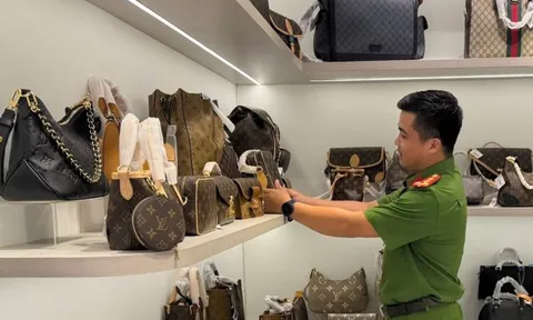 Đột kích loạt cửa hàng quanh chợ Hàn - Đà Nẵng: Công an phanh phui chiêu trò "treo đầu dê, bán thịt chó", thu giữ hơn 1.000 sản phẩm hàng hiệu giả