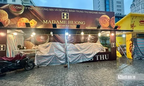 Trung thu chưa tới, tiểu thương bán bánh đã “khóc ròng theo mưa lụt”