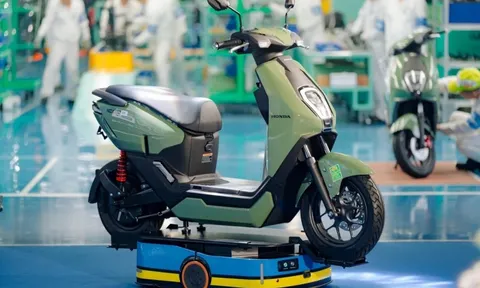 Xe máy điện tiện hơn xe xăng nhờ đổi pin: Có xe lội nước sâu 1 mét vẫn chạy tốt