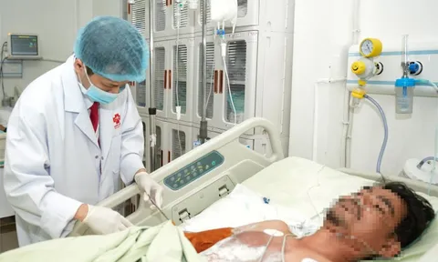 Trèo lên mái nhà, người đàn ông bị điện giật thương tâm