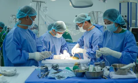 Anh ruột hiến gan khẩn cứu em trai là y sĩ