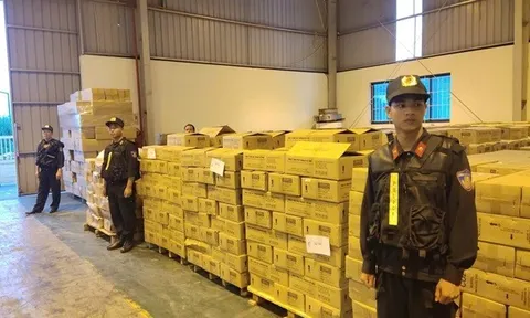 Hình ảnh Công an khám xét kho chứa bình chữa cháy giả của công ty TNHH PCCC Tomoken