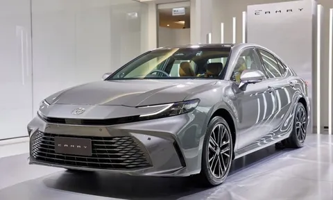 Toyota Camry giảm giá trăm triệu