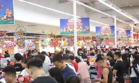 Người Hà Nội tấp nập mua thực phẩm trước khi bão Matmo đổ bộ